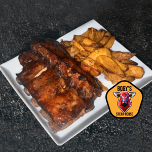 Zarte BBQ-Rippchen mit knusprigen Wedges